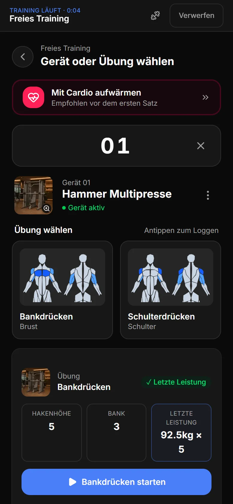 Gerätesuche: Nummer 01 eingegeben, Gerät „Hammer Multipresse“ mit den Übungen Bankdrücken und Schulterdrücken, den persönlichen Einstellungen Hakenhöhe 5 und Bank 3 und der letzten Leistung 92,5 kg mal 5.