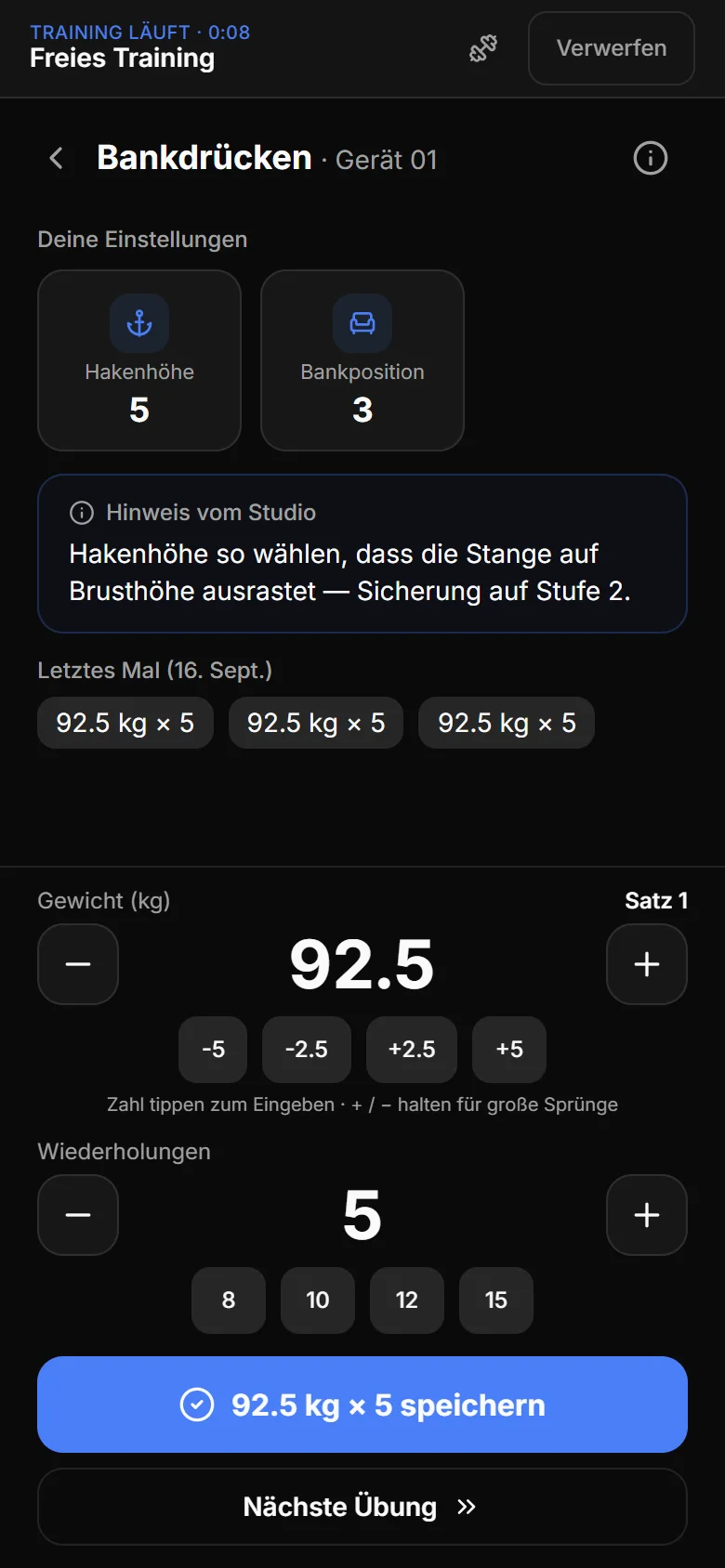 Satz-Logging in RepMap: Bankdrücken an Gerät 01, eigene Geräteeinstellungen, Hinweis vom Studio, die Sätze vom letzten Mal und der Button „92.5 kg × 5 speichern“.